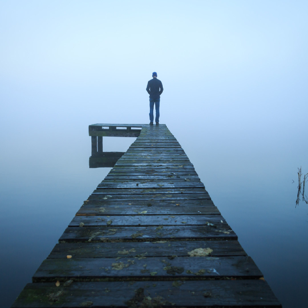 pessoa com expressão de tristeza, representando os sintomas da depressão